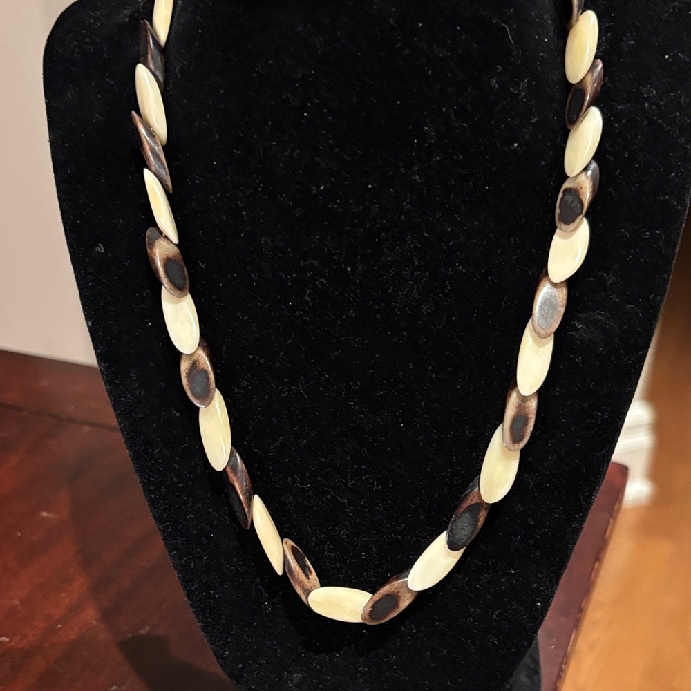 Elegant Two-Tone Necklace ivory - Picture 1 of 7